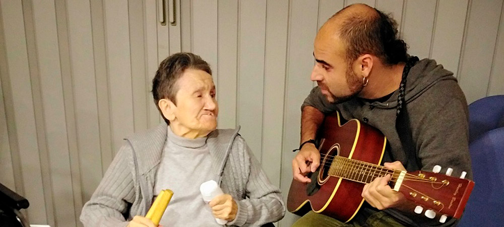 La Musicoterapia como mejora del servicio a las personas usuarias  en la V.P.G. Pablo Neruda